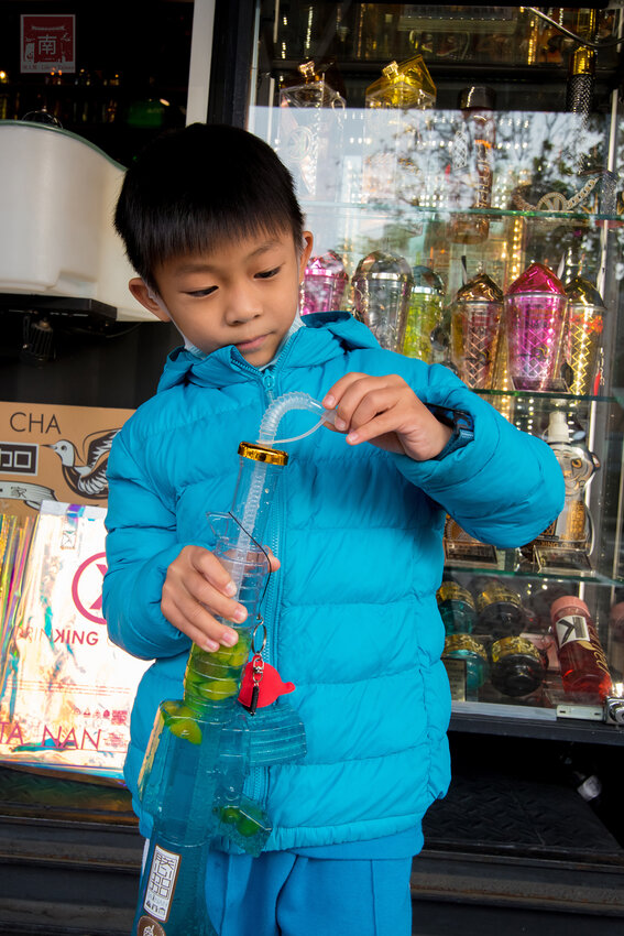 【臺南美食】台南最潮飲料店｜google海安路打卡點搜尋排名第一｜最新商品-撿到槍｜台南獨家文青飲料瓶｜虎年應景水袋~~朕心加加 - 南人幫