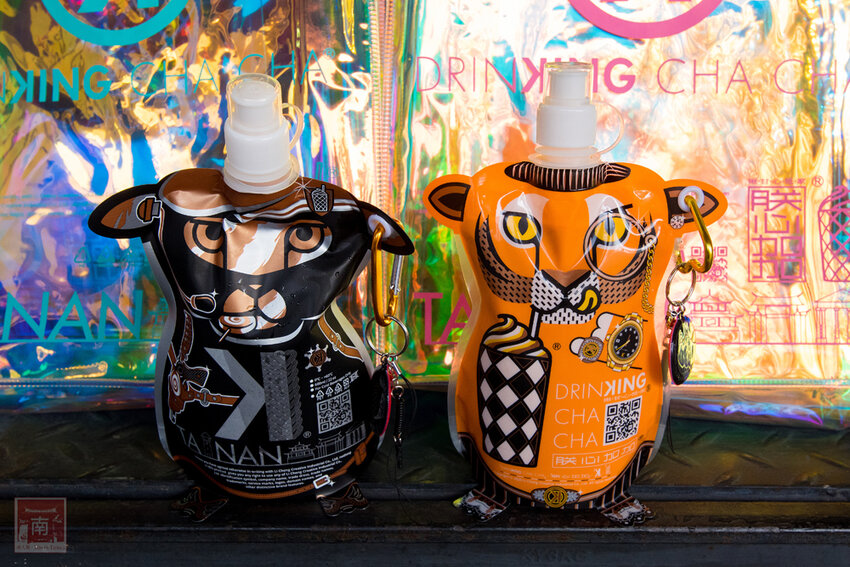 【臺南美食】台南最潮飲料店｜google海安路打卡點搜尋排名第一｜最新商品-撿到槍｜台南獨家文青飲料瓶｜虎年應景水袋~~朕心加加 - 南人幫