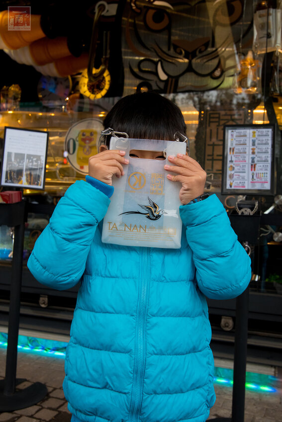 【臺南美食】台南最潮飲料店｜google海安路打卡點搜尋排名第一｜最新商品-撿到槍｜台南獨家文青飲料瓶｜虎年應景水袋~~朕心加加 - 南人幫