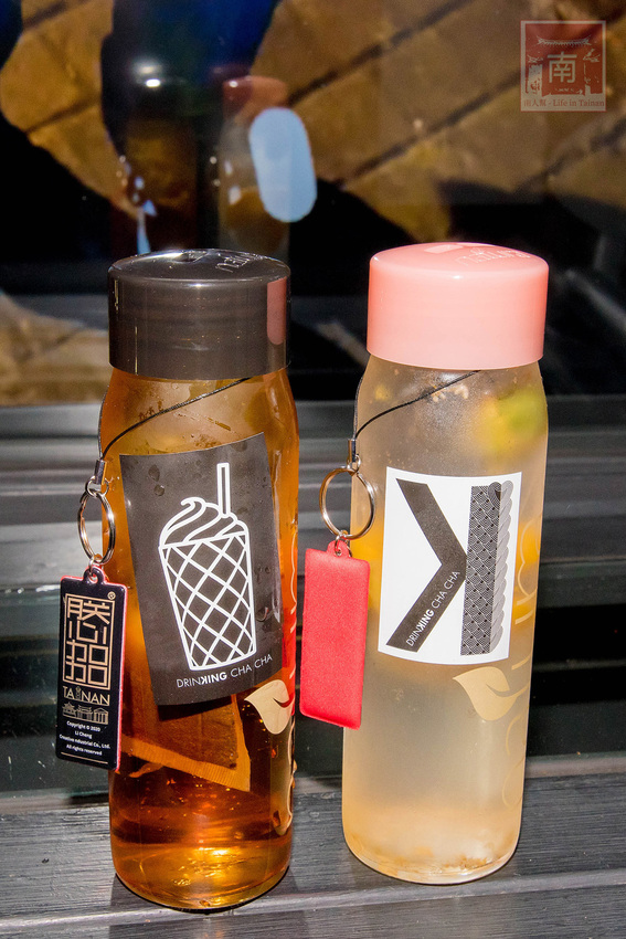 【臺南飲料】台南獨家在地味飲料瓶｜海安路新打卡地標｜泰式奶茶搭配網美瓶｜natura水果氣泡飲｜是飲料店也是文創品~~朕心加加 - 南人幫