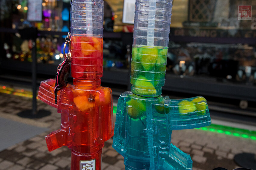 【臺南美食】台南最潮飲料店｜google海安路打卡點搜尋排名第一｜最新商品-撿到槍｜台南獨家文青飲料瓶｜虎年應景水袋~~朕心加加 - 南人幫