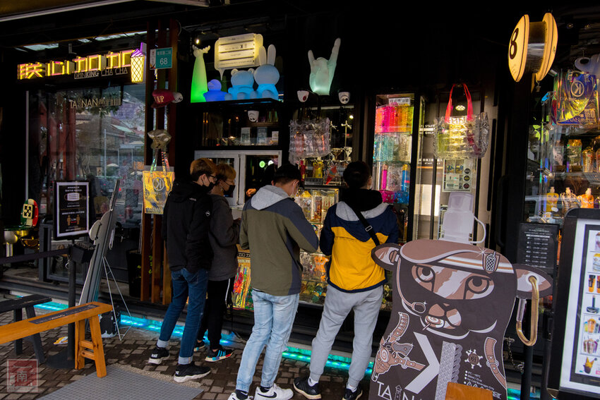 【臺南美食】台南最潮飲料店｜google海安路打卡點搜尋排名第一｜最新商品-撿到槍｜台南獨家文青飲料瓶｜虎年應景水袋~~朕心加加 - 南人幫