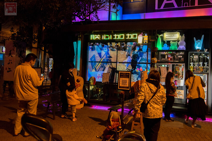 【臺南美食】台南最潮飲料店｜google海安路打卡點搜尋排名第一｜最新商品-撿到槍｜台南獨家文青飲料瓶｜虎年應景水袋~~朕心加加 - 南人幫