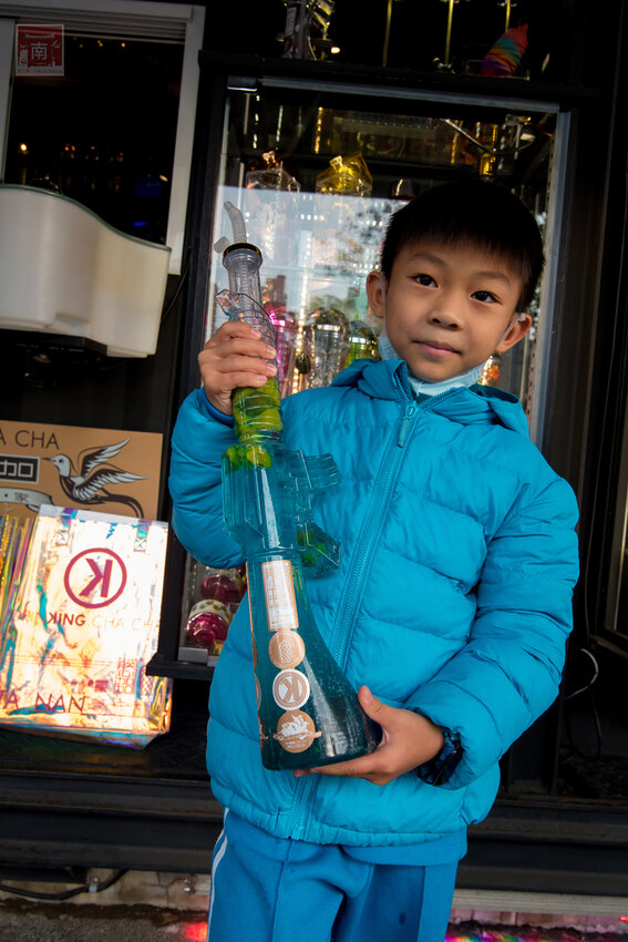 【臺南美食】台南最潮飲料店｜google海安路打卡點搜尋排名第一｜最新商品-撿到槍｜台南獨家文青飲料瓶｜虎年應景水袋~~朕心加加 - 南人幫