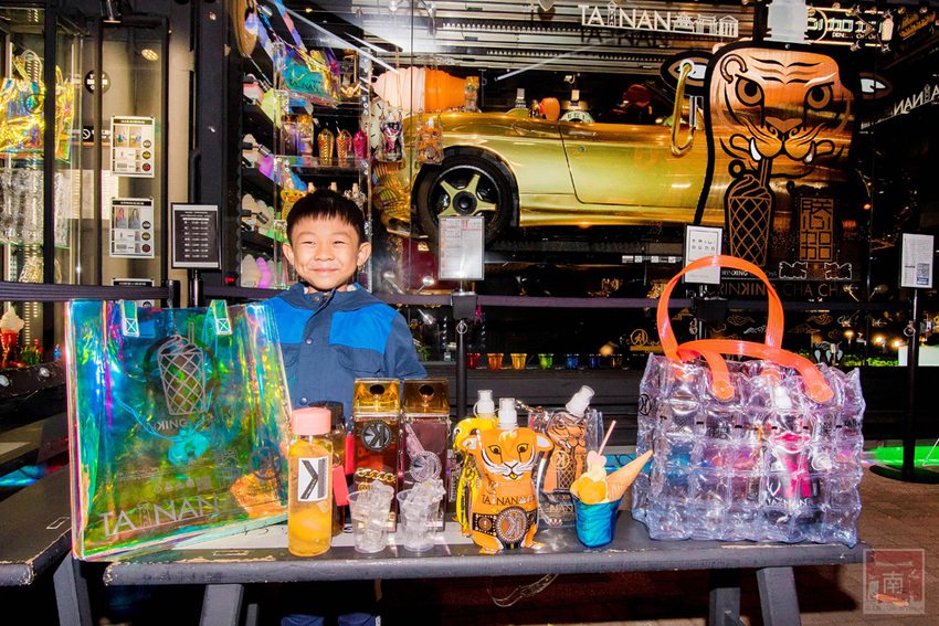 【臺南飲料】台南獨家在地味飲料瓶｜海安路新打卡地標｜泰式奶茶搭配網美瓶｜natura水果氣泡飲｜是飲料店也是文創品~~朕心加加 - 南人幫