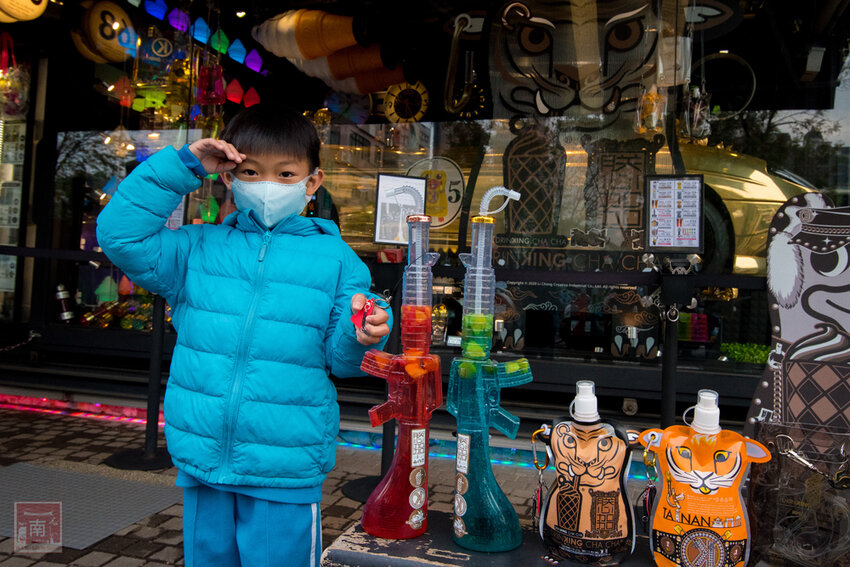 【臺南美食】台南最潮飲料店｜google海安路打卡點搜尋排名第一｜最新商品-撿到槍｜台南獨家文青飲料瓶｜虎年應景水袋~~朕心加加 - 南人幫