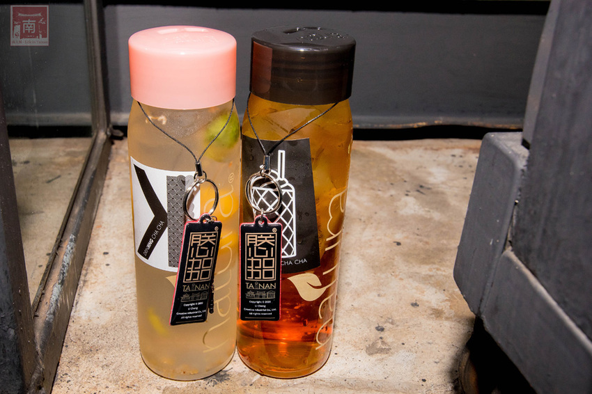 【臺南飲料】台南獨家在地味飲料瓶｜海安路新打卡地標｜泰式奶茶搭配網美瓶｜natura水果氣泡飲｜是飲料店也是文創品~~朕心加加 - 南人幫