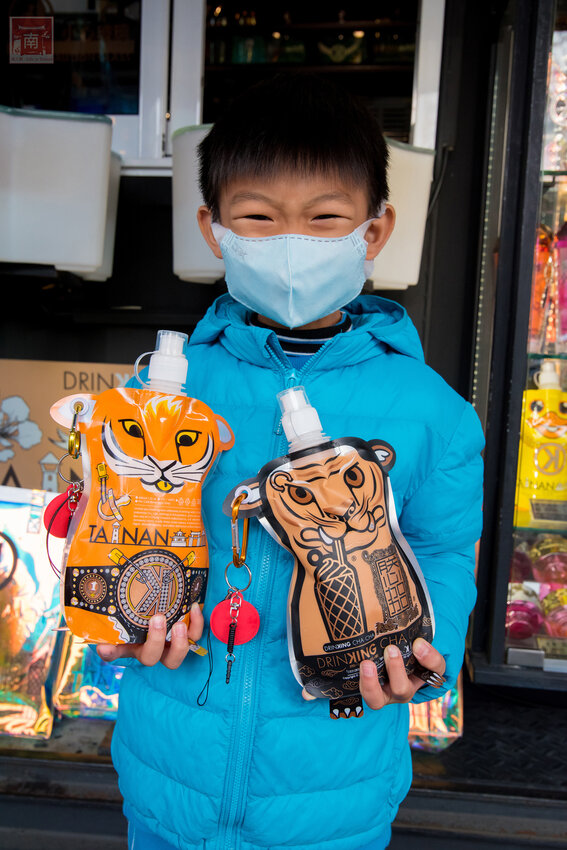 【臺南美食】台南最潮飲料店｜google海安路打卡點搜尋排名第一｜最新商品-撿到槍｜台南獨家文青飲料瓶｜虎年應景水袋~~朕心加加 - 南人幫