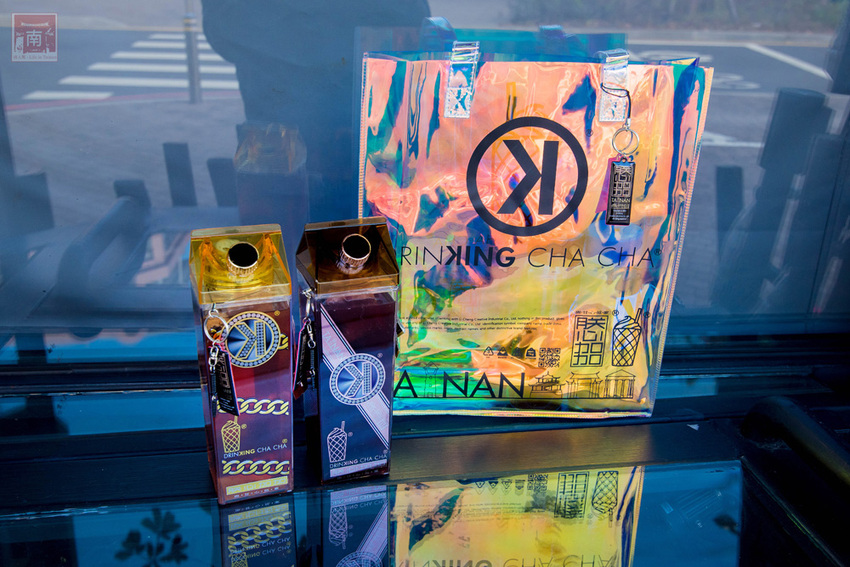 【臺南飲料】台南獨家在地味飲料瓶｜海安路新打卡地標｜泰式奶茶搭配網美瓶｜natura水果氣泡飲｜是飲料店也是文創品~~朕心加加 - 南人幫