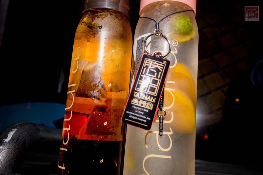 【臺南飲料】台南獨家在地味飲料瓶｜海安路新打卡地標｜泰式奶茶搭配網美瓶｜natura水果氣泡飲｜是飲料店也是文創品~~朕心加加 - 南人幫