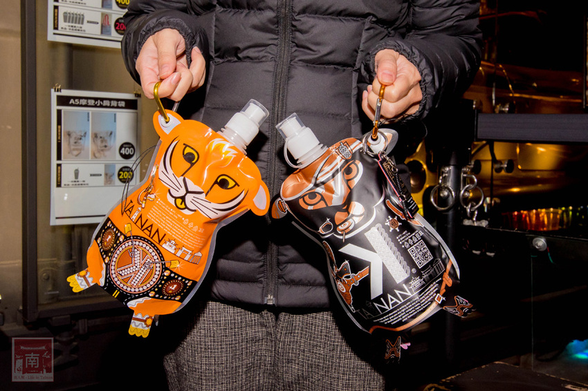 【臺南飲料】台南獨家在地味飲料瓶｜海安路新打卡地標｜泰式奶茶搭配網美瓶｜natura水果氣泡飲｜是飲料店也是文創品~~朕心加加 - 南人幫