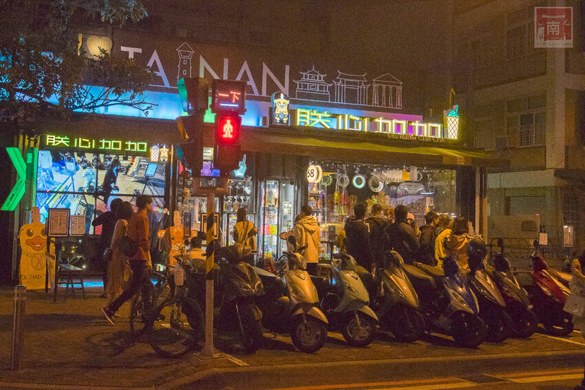 【臺南美食】台南最潮飲料店｜google海安路打卡點搜尋排名第一｜最新商品-撿到槍｜台南獨家文青飲料瓶｜虎年應景水袋~~朕心加加 - 南人幫