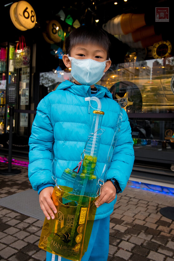 【臺南美食】台南最潮飲料店｜google海安路打卡點搜尋排名第一｜最新商品-撿到槍｜台南獨家文青飲料瓶｜虎年應景水袋~~朕心加加 - 南人幫