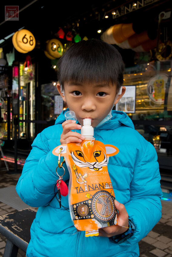 【臺南美食】台南最潮飲料店｜google海安路打卡點搜尋排名第一｜最新商品-撿到槍｜台南獨家文青飲料瓶｜虎年應景水袋~~朕心加加 - 南人幫