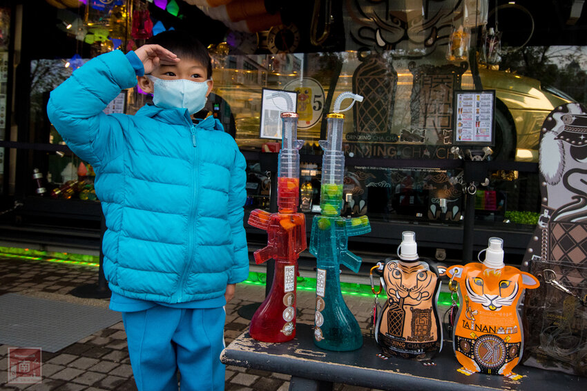 【臺南美食】台南最潮飲料店｜google海安路打卡點搜尋排名第一｜最新商品-撿到槍｜台南獨家文青飲料瓶｜虎年應景水袋~~朕心加加 - 南人幫