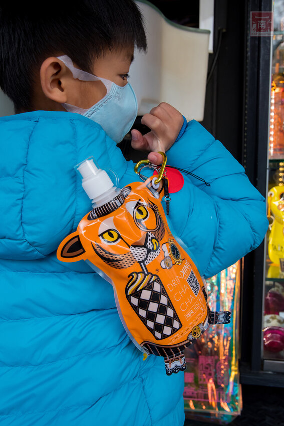 【臺南美食】台南最潮飲料店｜google海安路打卡點搜尋排名第一｜最新商品-撿到槍｜台南獨家文青飲料瓶｜虎年應景水袋~~朕心加加 - 南人幫