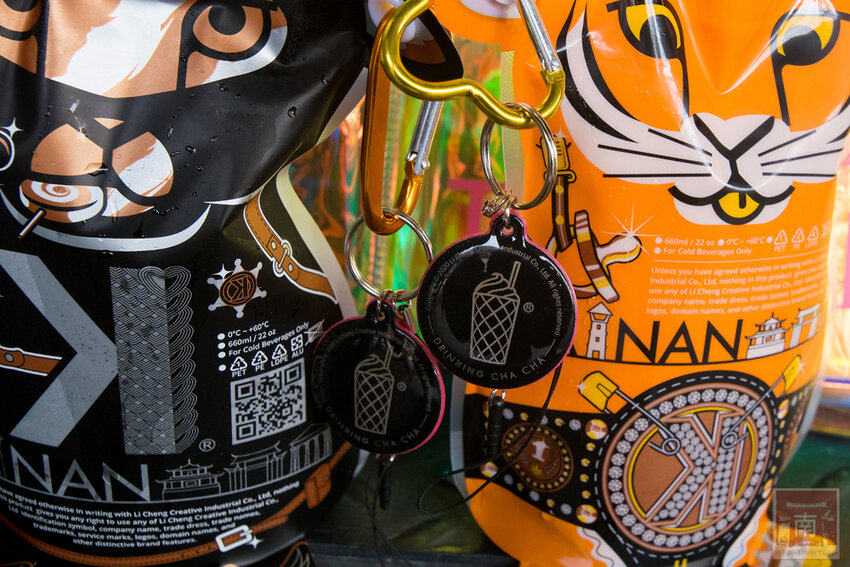 【臺南美食】台南最潮飲料店｜google海安路打卡點搜尋排名第一｜最新商品-撿到槍｜台南獨家文青飲料瓶｜虎年應景水袋~~朕心加加 - 南人幫