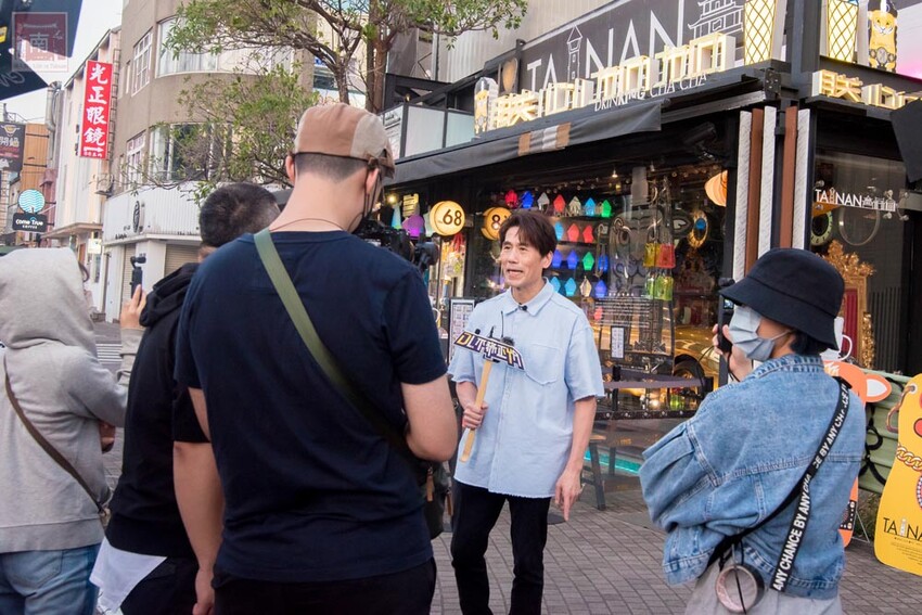 【臺南飲料】巧遇姑丈羅時豐錄節目，節目推薦疑似尿袋飲料(誤)，是撿到槍飲料造型造成搶購~~朕心加加 - 南人幫