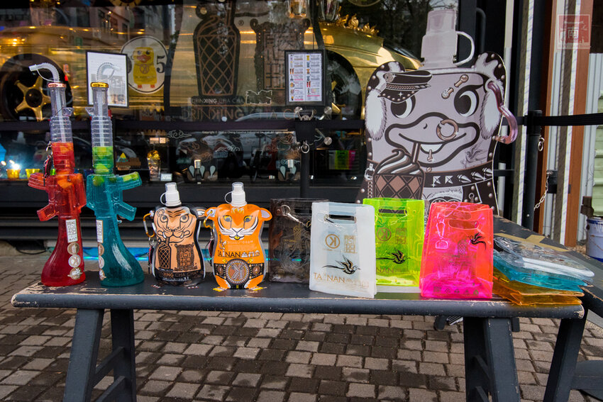 【臺南美食】台南最潮飲料店｜google海安路打卡點搜尋排名第一｜最新商品-撿到槍｜台南獨家文青飲料瓶｜虎年應景水袋~~朕心加加 - 南人幫