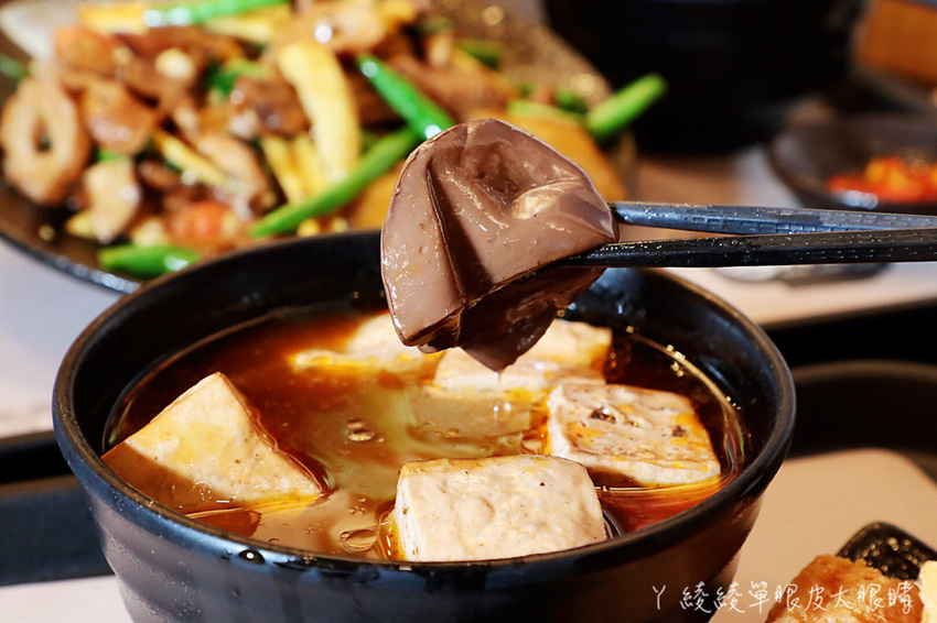 傳說中有點神奇的滷味店!新竹宵夜滷味新吃法,湯頭免費續!滿大碗滷味專門店必吃獨家蒜爆炒滷味