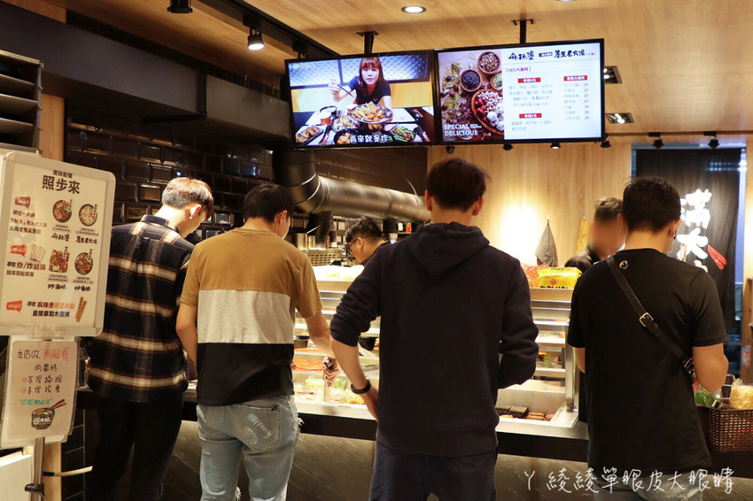 傳說中有點神奇的滷味店!新竹宵夜滷味新吃法,湯頭免費續!滿大碗滷味專門店必吃獨家蒜爆炒滷味