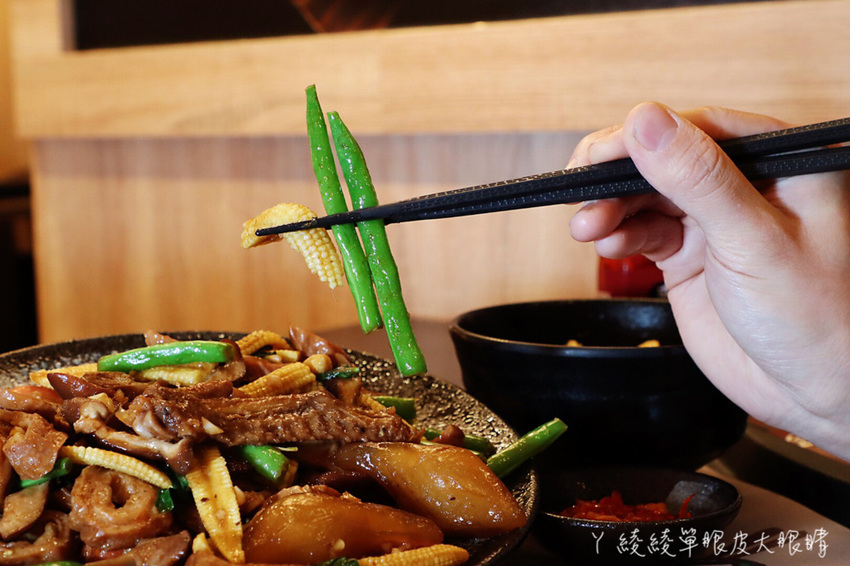 傳說中有點神奇的滷味店!新竹宵夜滷味新吃法,湯頭免費續!滿大碗滷味專門店必吃獨家蒜爆炒滷味