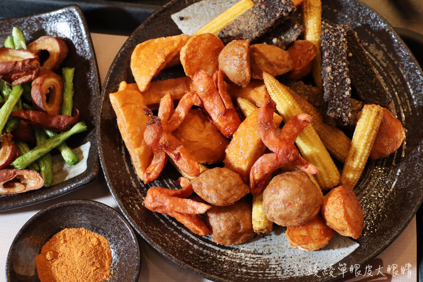 傳說中有點神奇的滷味店!新竹宵夜滷味新吃法,湯頭免費續!滿大碗滷味專門店必吃獨家蒜爆炒滷味