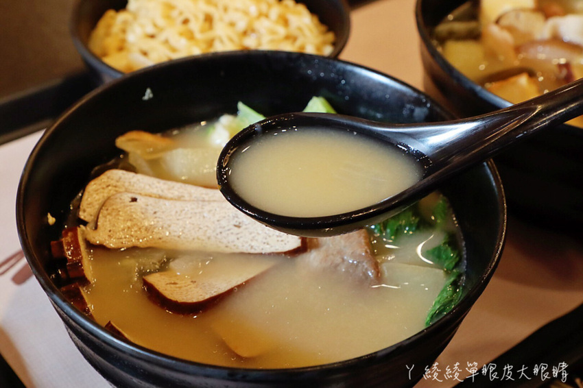 傳說中有點神奇的滷味店!新竹宵夜滷味新吃法,湯頭免費續!滿大碗滷味專門店必吃獨家蒜爆炒滷味