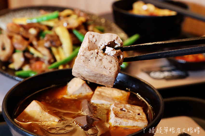 傳說中有點神奇的滷味店!新竹宵夜滷味新吃法,湯頭免費續!滿大碗滷味專門店必吃獨家蒜爆炒滷味