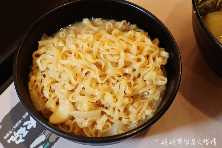 傳說中有點神奇的滷味店!新竹宵夜滷味新吃法,湯頭免費續!滿大碗滷味專門店必吃獨家蒜爆炒滷味