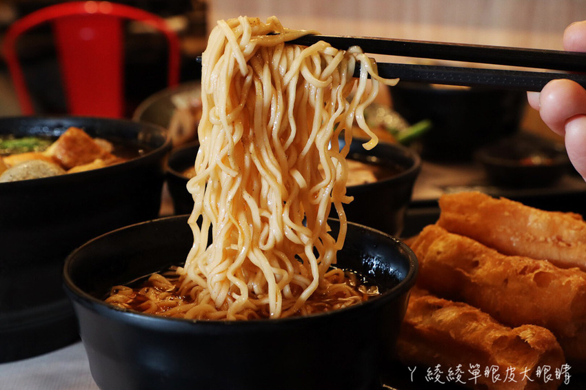 傳說中有點神奇的滷味店!新竹宵夜滷味新吃法,湯頭免費續!滿大碗滷味專門店必吃獨家蒜爆炒滷味