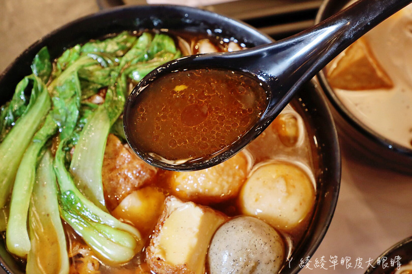 傳說中有點神奇的滷味店!新竹宵夜滷味新吃法,湯頭免費續!滿大碗滷味專門店必吃獨家蒜爆炒滷味