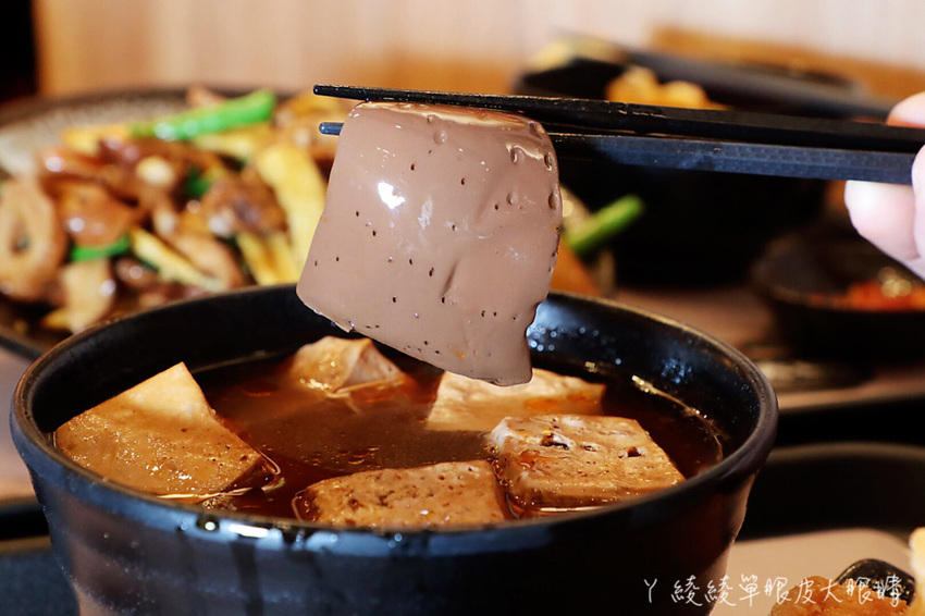 傳說中有點神奇的滷味店!新竹宵夜滷味新吃法,湯頭免費續!滿大碗滷味專門店必吃獨家蒜爆炒滷味