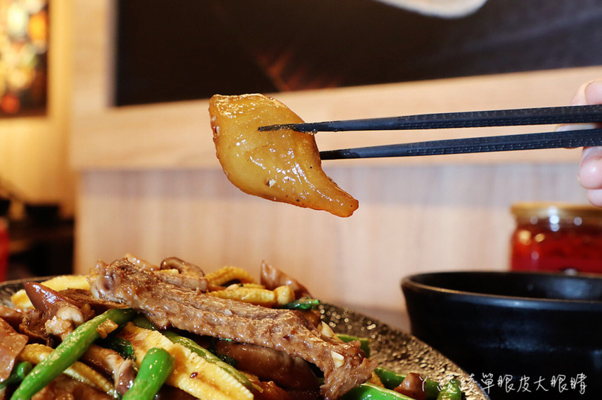 傳說中有點神奇的滷味店!新竹宵夜滷味新吃法,湯頭免費續!滿大碗滷味專門店必吃獨家蒜爆炒滷味