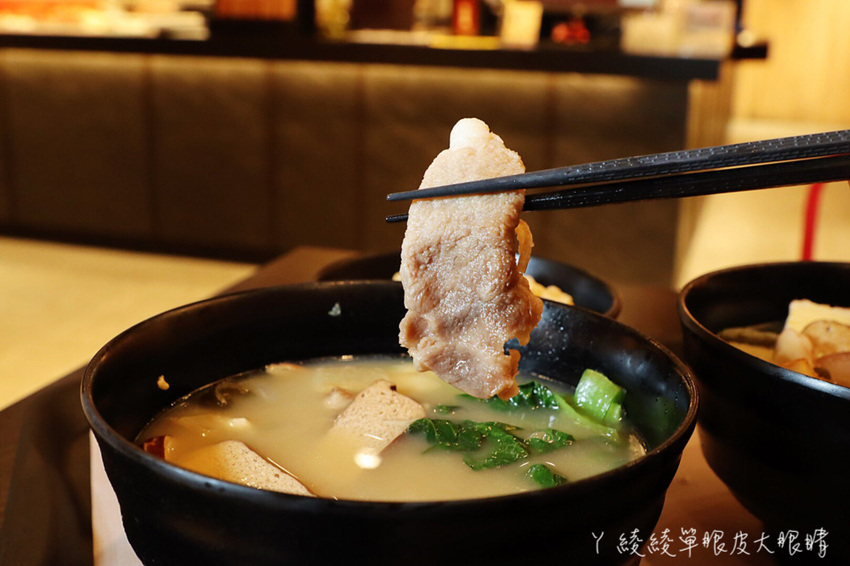 傳說中有點神奇的滷味店!新竹宵夜滷味新吃法,湯頭免費續!滿大碗滷味專門店必吃獨家蒜爆炒滷味