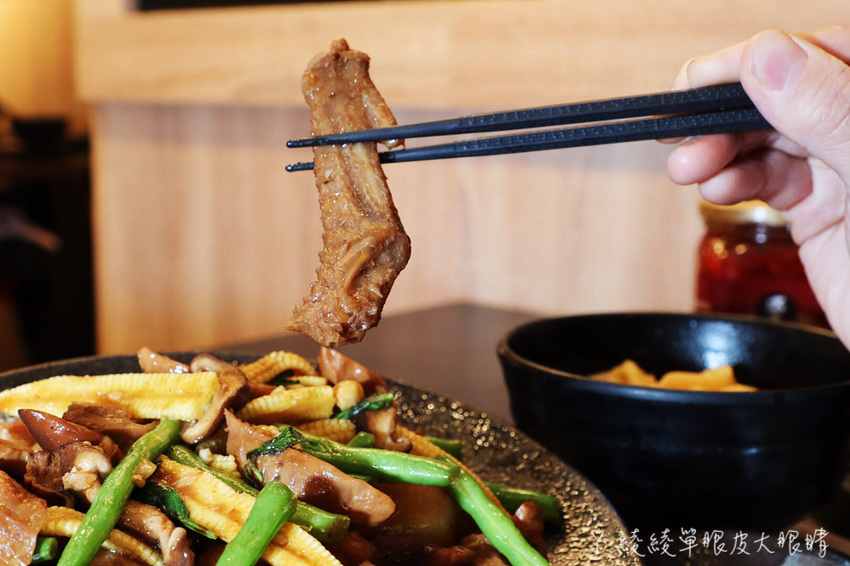 傳說中有點神奇的滷味店!新竹宵夜滷味新吃法,湯頭免費續!滿大碗滷味專門店必吃獨家蒜爆炒滷味