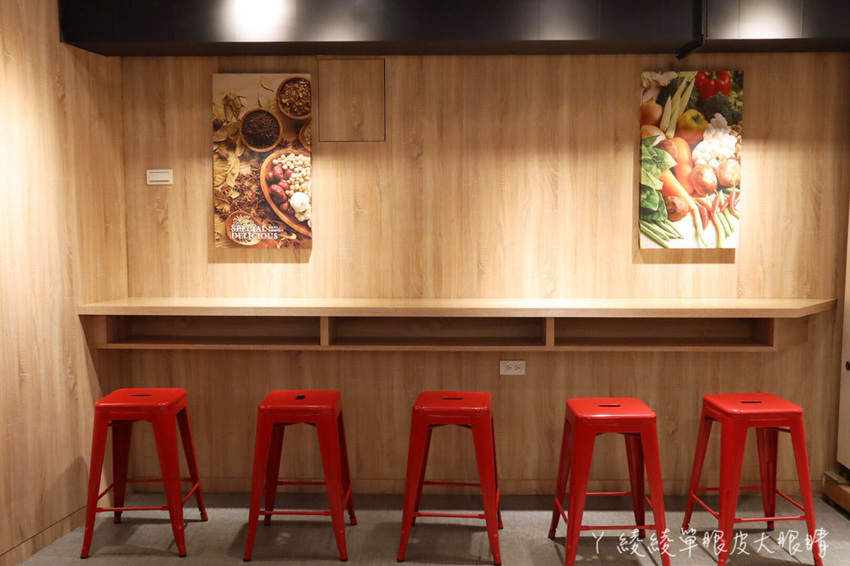 傳說中有點神奇的滷味店!新竹宵夜滷味新吃法,湯頭免費續!滿大碗滷味專門店必吃獨家蒜爆炒滷味