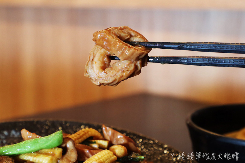 傳說中有點神奇的滷味店!新竹宵夜滷味新吃法,湯頭免費續!滿大碗滷味專門店必吃獨家蒜爆炒滷味