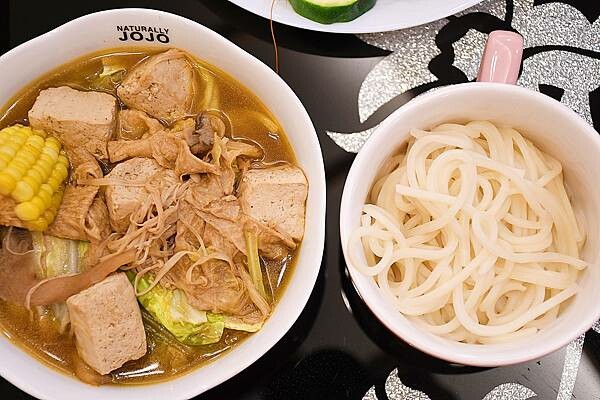 高雄市前金區年菜推薦【漢來美食-宅美食】除了有人氣夯美食之外，更是結合米其林推薦的特色經典料理，為2024年菜美味更