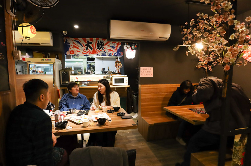 【台北內湖｜鳥居町日料居酒屋】爽快吃肉、大口品酒，人氣日式串燒居酒屋，近捷運東湖站／平價串燒 - Rita旅食生活