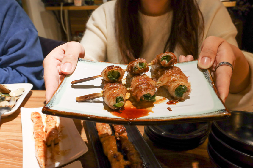 【台北內湖｜鳥居町日料居酒屋】爽快吃肉、大口品酒，人氣日式串燒居酒屋，近捷運東湖站／平價串燒 - Rita旅食生活