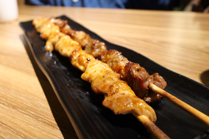 【台北內湖｜鳥居町日料居酒屋】爽快吃肉、大口品酒，人氣日式串燒居酒屋，近捷運東湖站／平價串燒 - Rita旅食生活