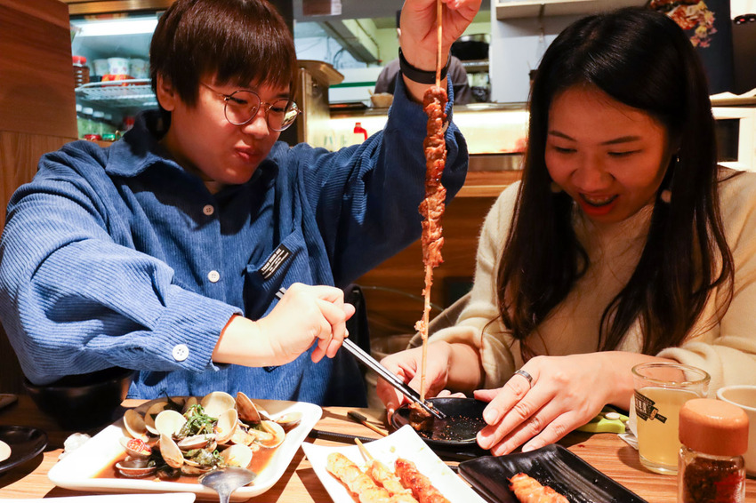 【台北內湖｜鳥居町日料居酒屋】爽快吃肉、大口品酒，人氣日式串燒居酒屋，近捷運東湖站／平價串燒 - Rita旅食生活