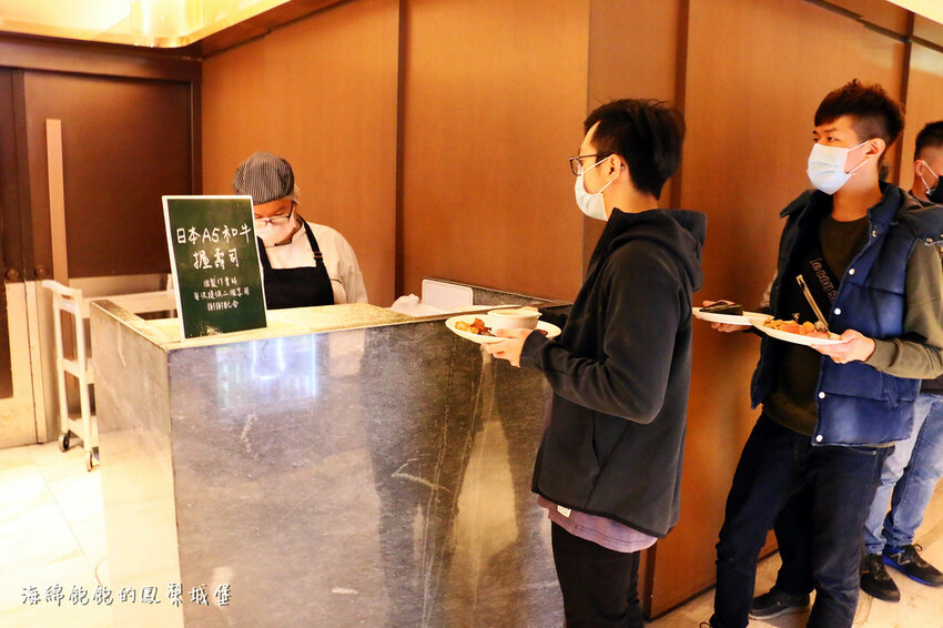 MEGA50/50樓Cafe 自助吃到飽餐廳｜期間限定日本A5和牛握壽司、草莓甜點吃到飽，參考價位及營業時間(捷運板橋站)