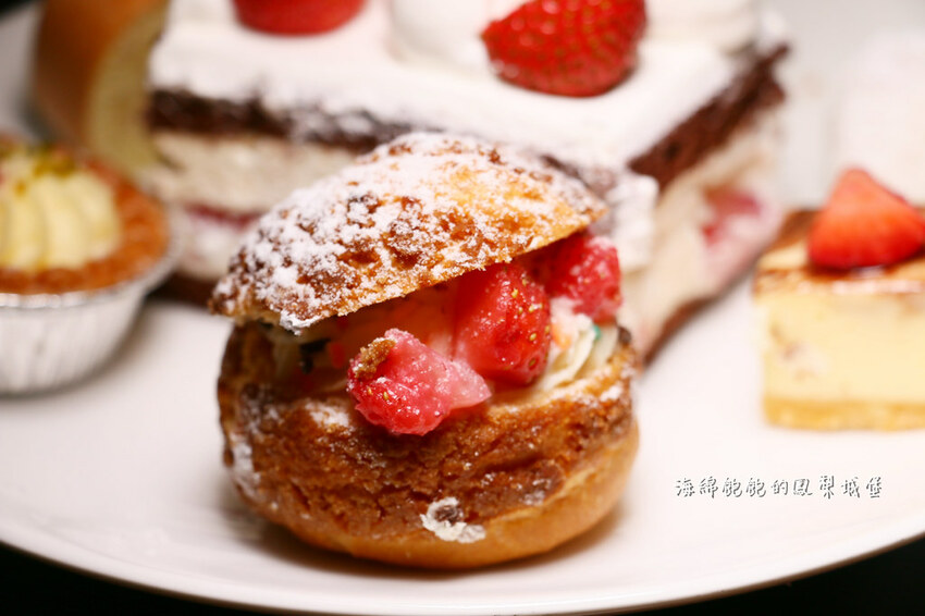 MEGA50/50樓Cafe 自助吃到飽餐廳｜期間限定日本A5和牛握壽司、草莓甜點吃到飽，參考價位及營業時間(捷運板橋站)