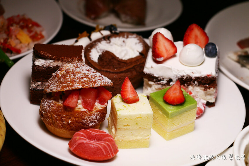 MEGA50/50樓Cafe 自助吃到飽餐廳｜期間限定日本A5和牛握壽司、草莓甜點吃到飽，參考價位及營業時間(捷運板橋站)