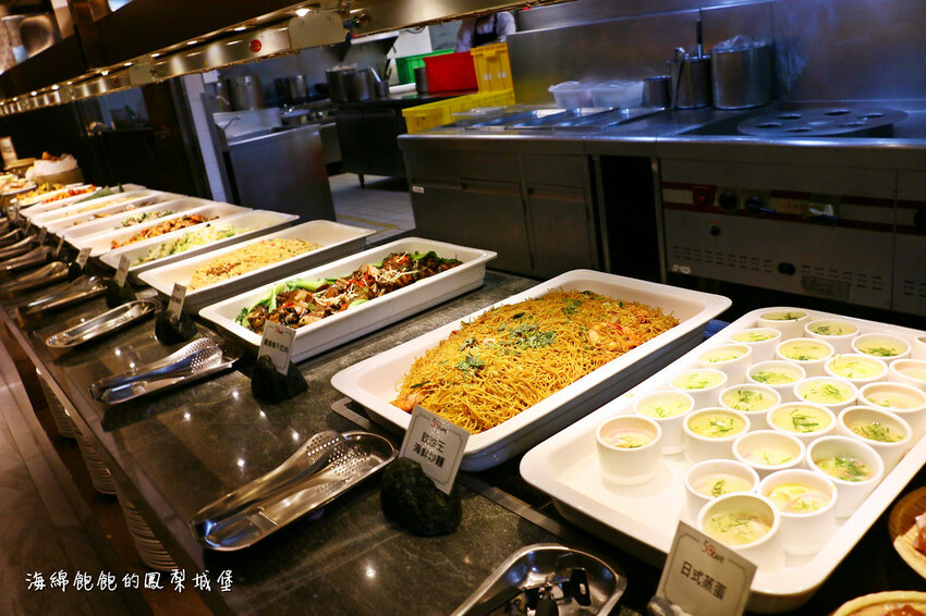 MEGA50/50樓Cafe 自助吃到飽餐廳｜期間限定日本A5和牛握壽司、草莓甜點吃到飽，參考價位及營業時間(捷運板橋站)