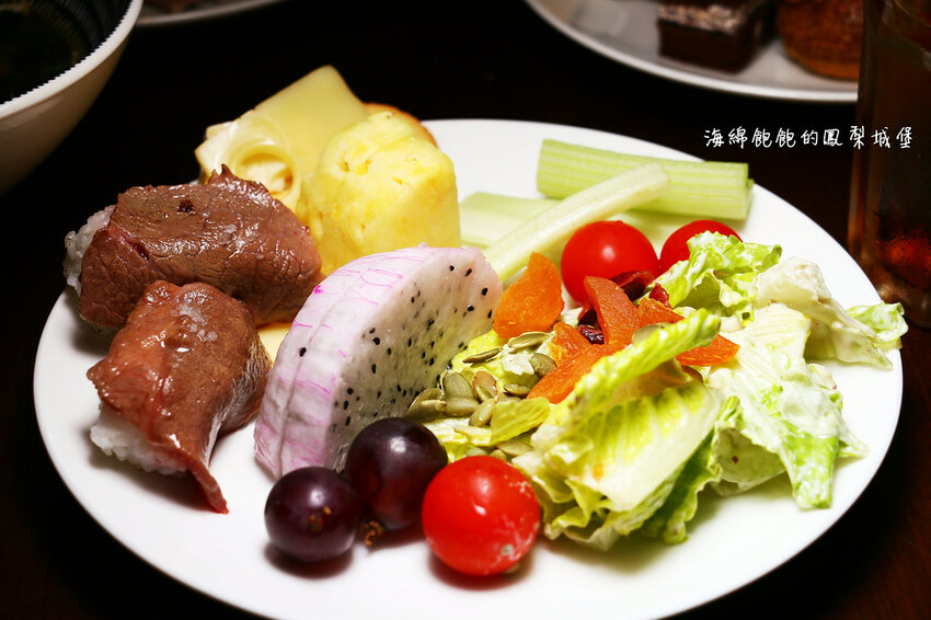 MEGA50/50樓Cafe 自助吃到飽餐廳｜期間限定日本A5和牛握壽司、草莓甜點吃到飽，參考價位及營業時間(捷運板橋站)