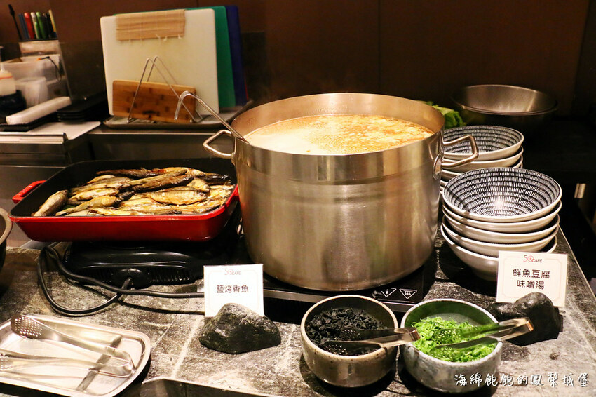 MEGA50/50樓Cafe 自助吃到飽餐廳｜期間限定日本A5和牛握壽司、草莓甜點吃到飽，參考價位及營業時間(捷運板橋站)