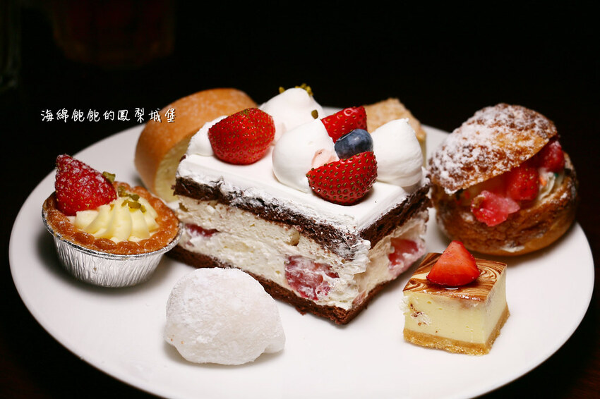 MEGA50/50樓Cafe 自助吃到飽餐廳｜期間限定日本A5和牛握壽司、草莓甜點吃到飽，參考價位及營業時間(捷運板橋站)